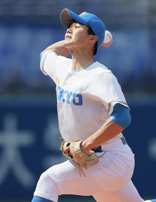 早大対東大 力投する東大先発の綱嶋(撮影・野上伸悟)