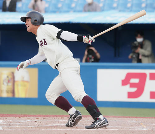 早大対東大 8回表早大2死三塁、左前先制適時打を放つ中村将(撮影・野上伸悟)