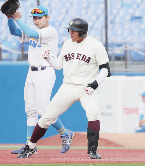 早大対東大 8回表早大2死三塁、左前先制適時打を放ちガッツポーズで喜ぶ中村将(撮影・野上伸悟)