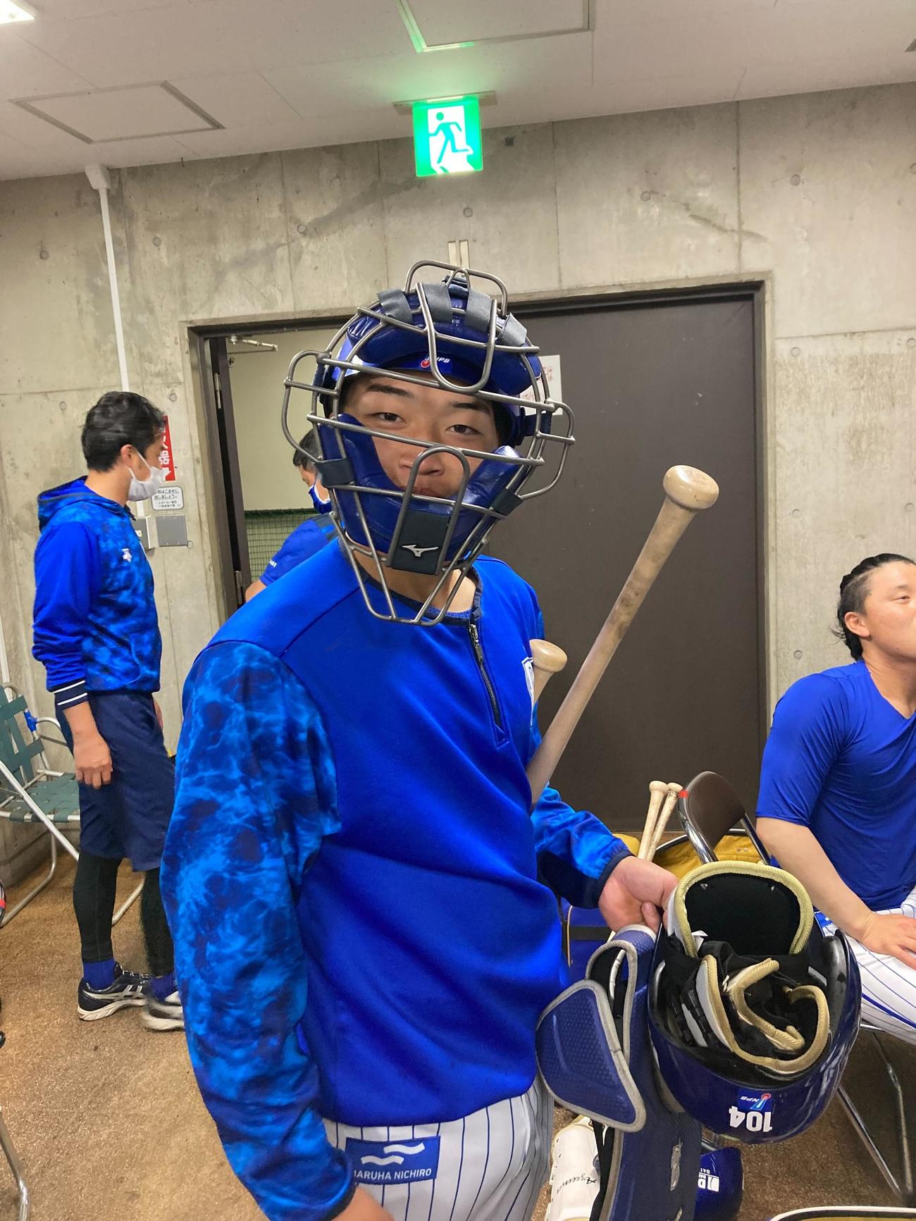 DeNA東出、暇さえあればマスク被ってます（笑）（球団提供）