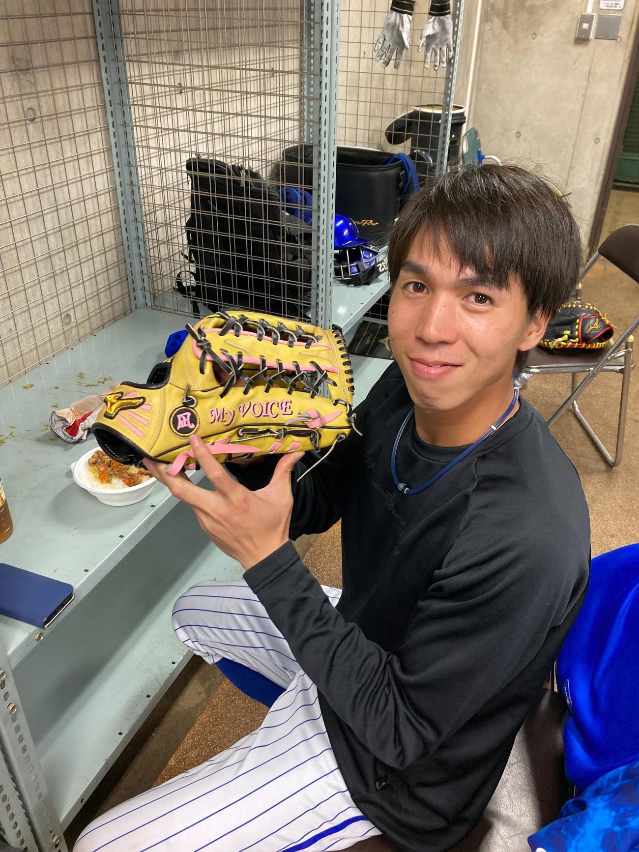 「凪」という名前を覚えてください。グラブにも名前を入れてます、DeNA村川（球団提供）
