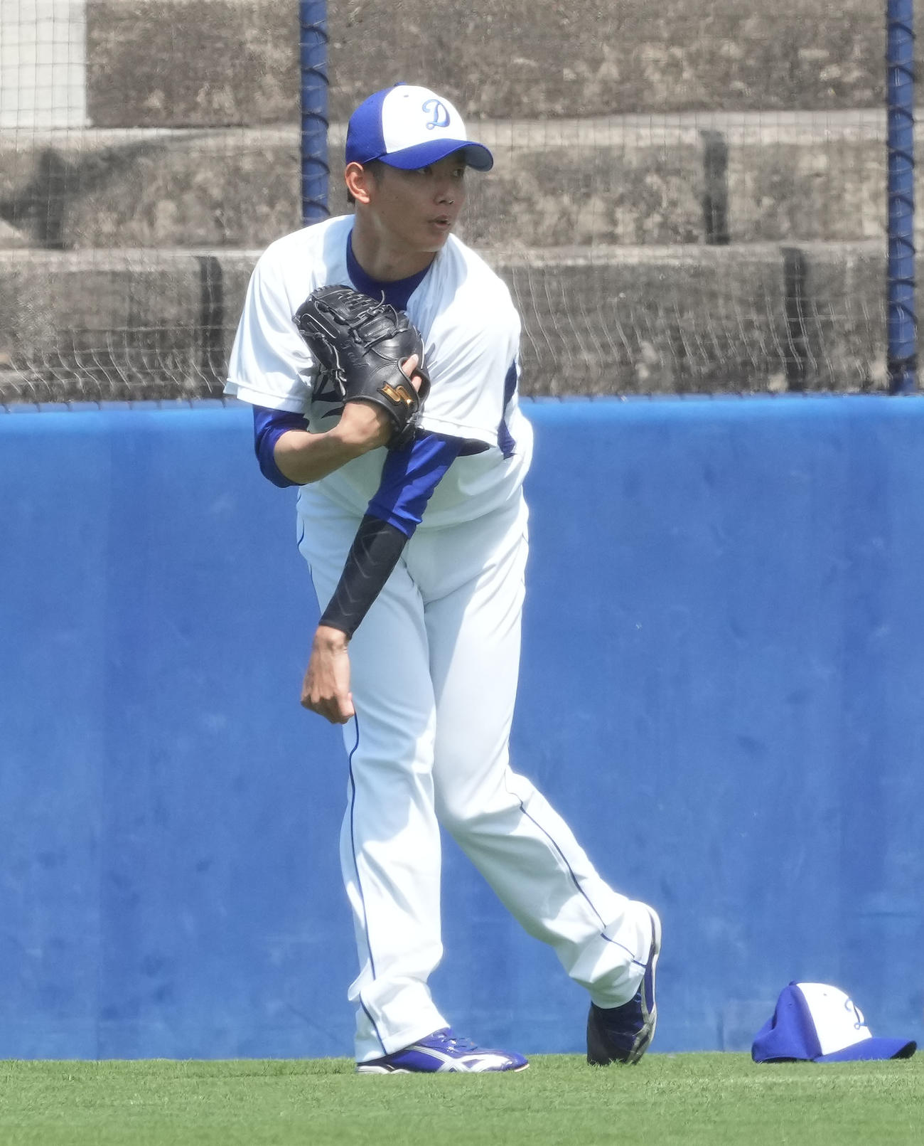 キャッチボールをする岡田（撮影・森本幸一）