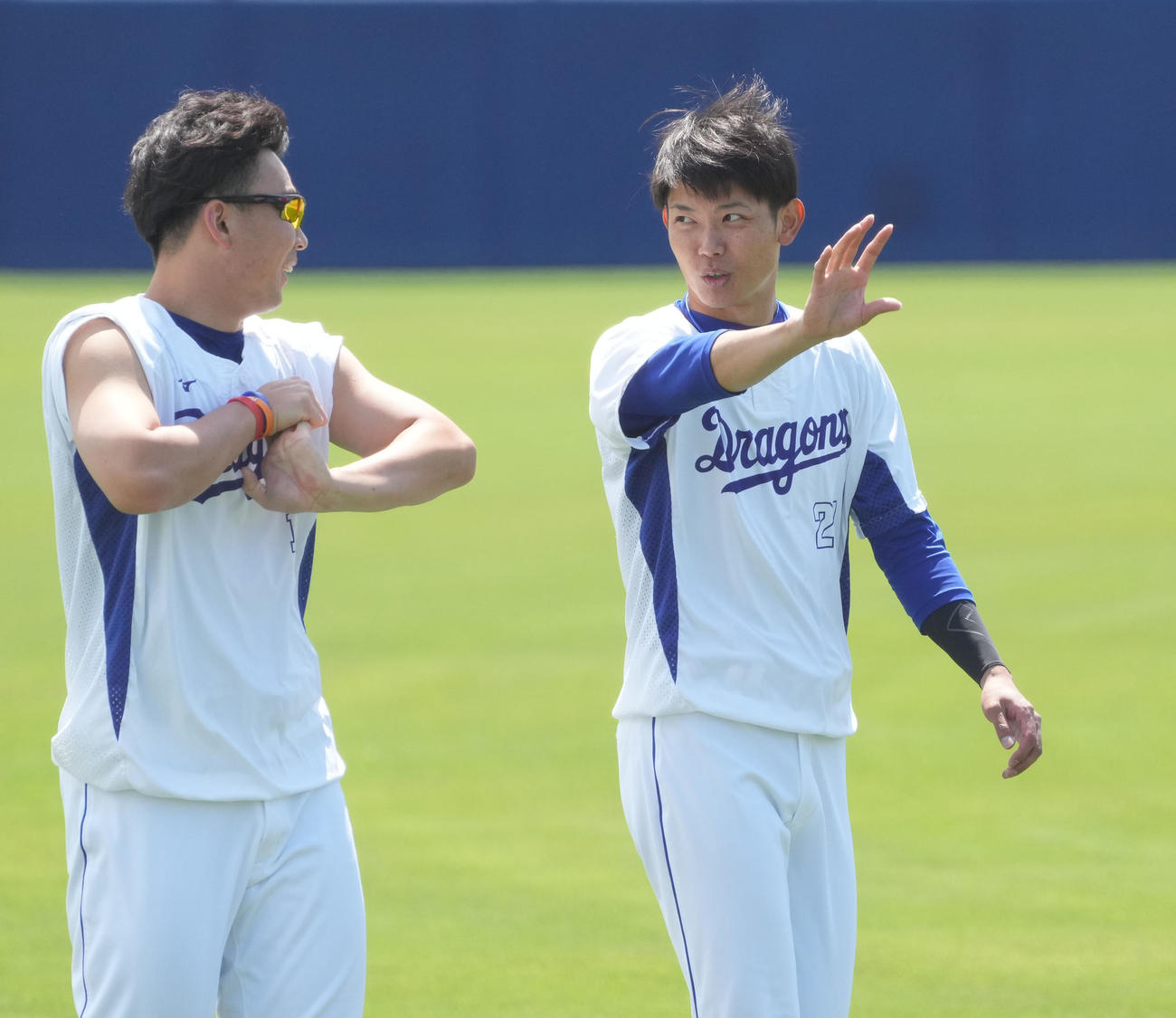 言葉を交わす小笠原（左）と岡田（右）（撮影・森本幸一）