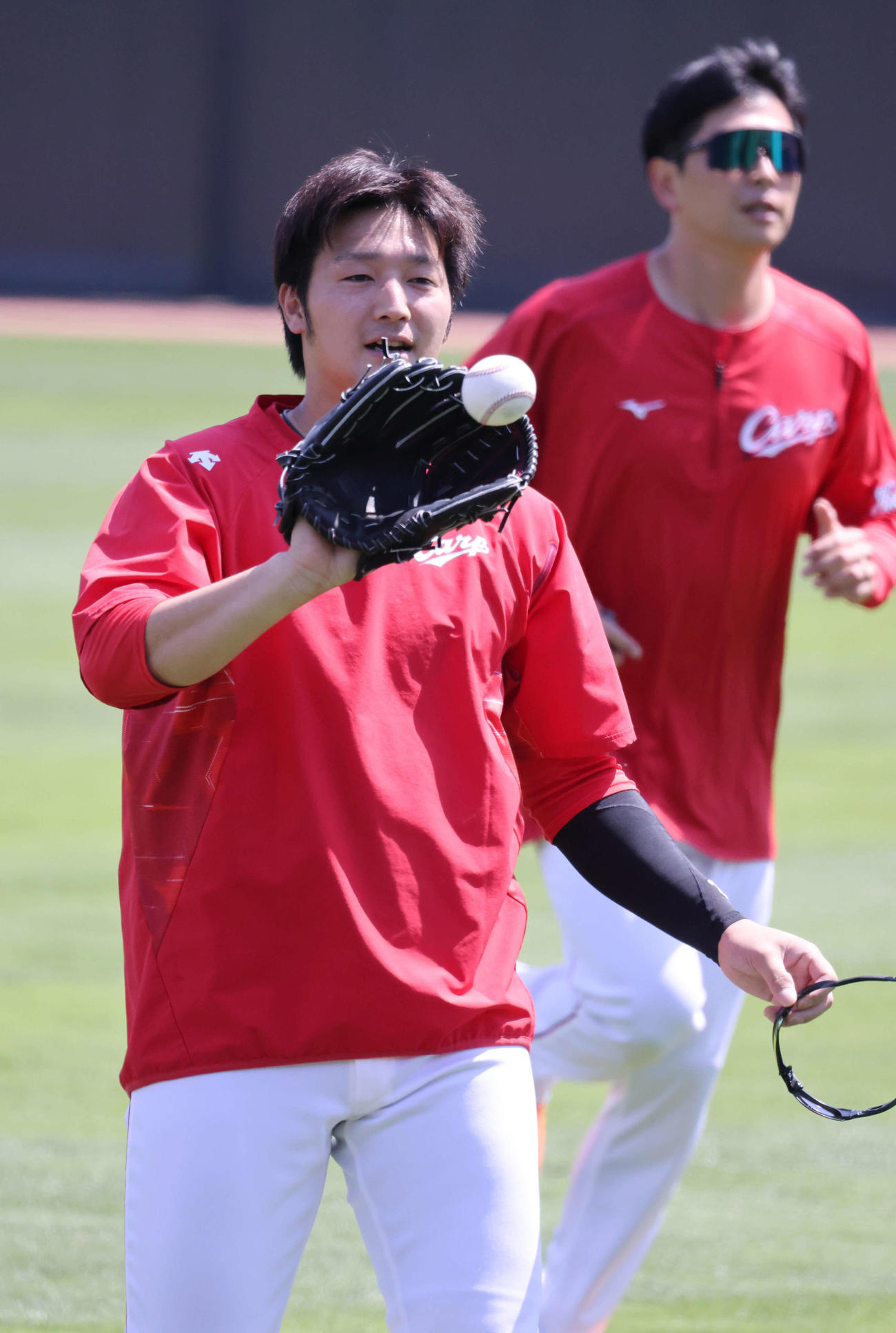 キャッチボールを終えた広島床田。右は走り込む大瀬良（撮影・加藤孝規）