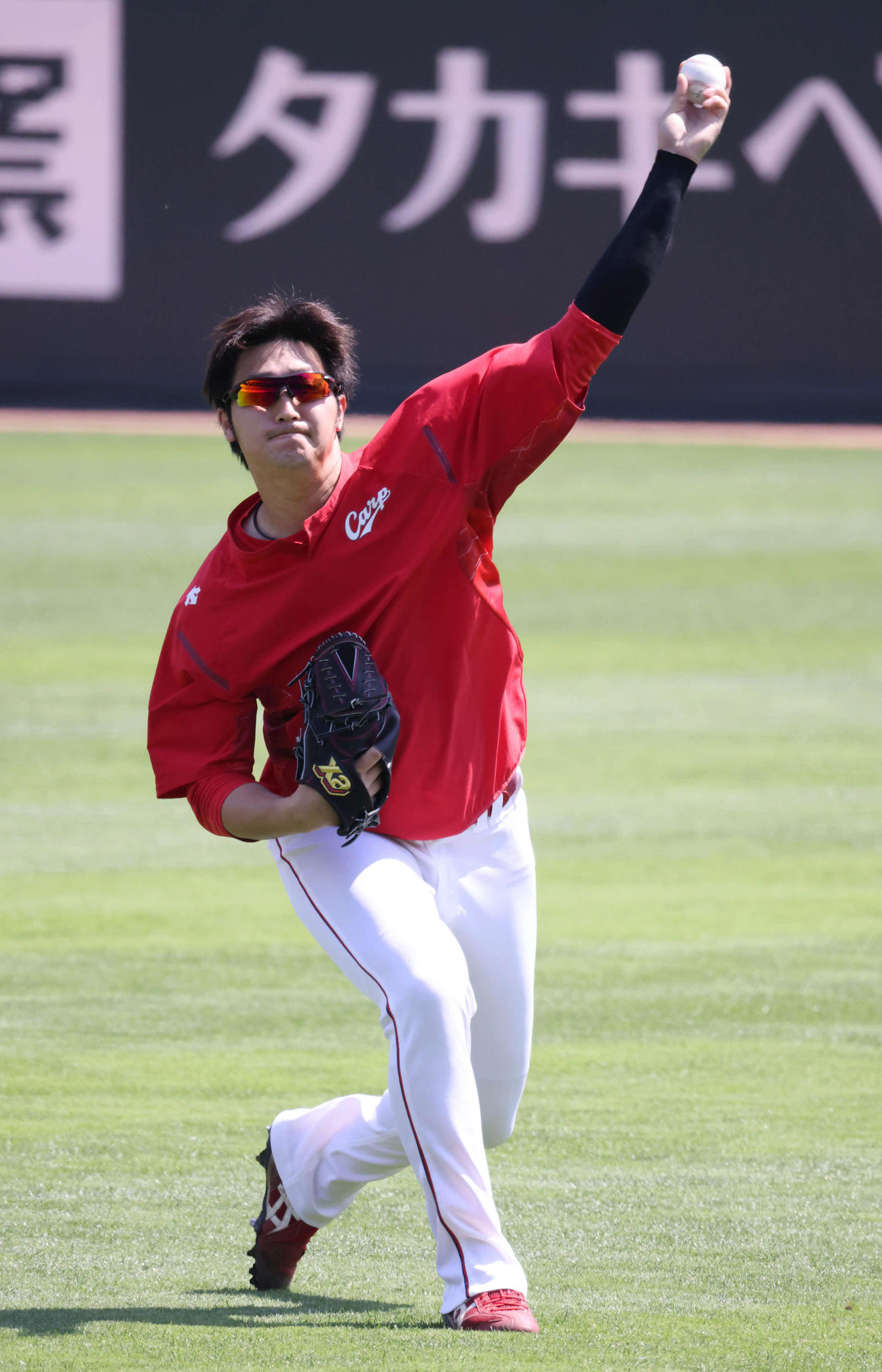 投手指名練習でキャッチボールをする広島床田（撮影・加藤孝規）