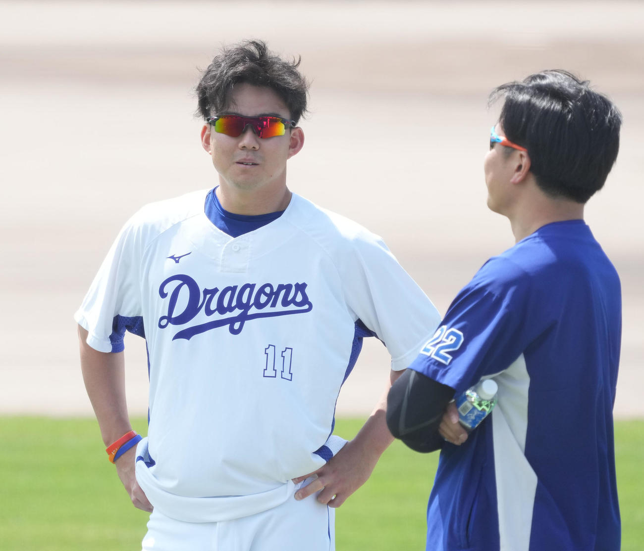 大野雄と言葉を交わす小笠原（左）（撮影・森本幸一）