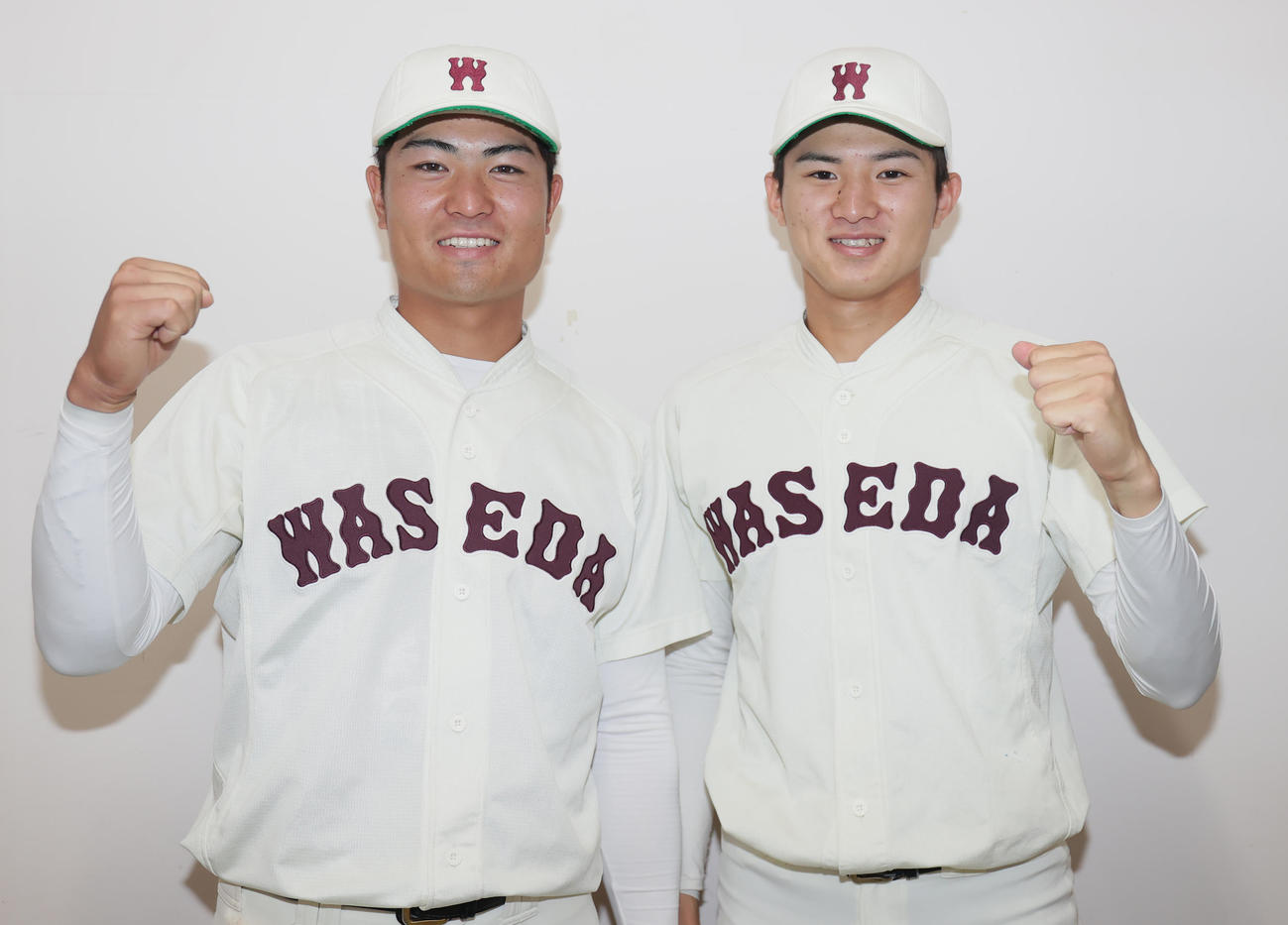 早大対東大　先制適時打の早大・中村将（左）と完封勝利の加藤は笑顔でガッツポーズ（撮影・野上伸悟）