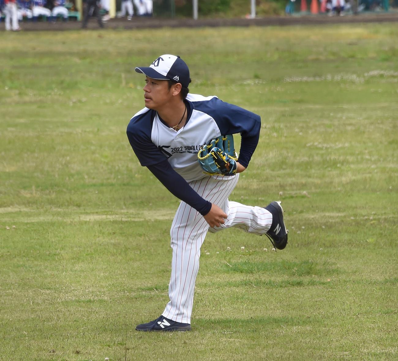 入念にキャッチボールを行うヤクルト小川（撮影・鈴木正章）