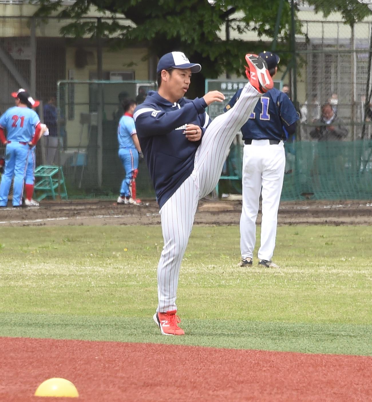 ウオーミングアップで足を高々と上げるヤクルト小川（撮影・鈴木正章）