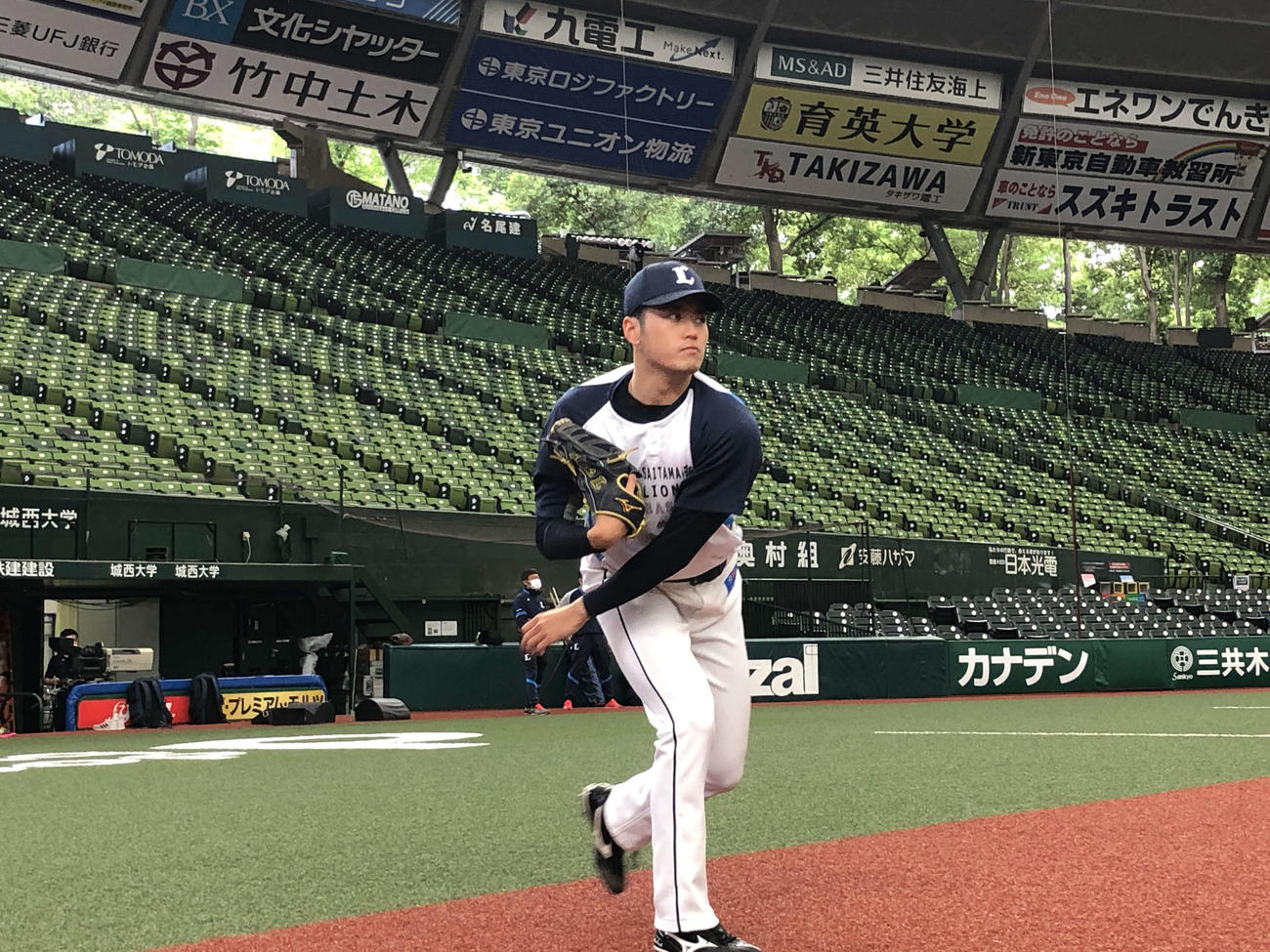 前日調整をする西武佐藤（球団提供）