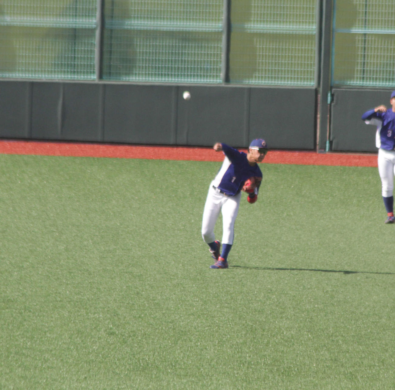 今秋ドラフト候補の大阪観光大・久保修外野手はシートノックで強肩を披露した