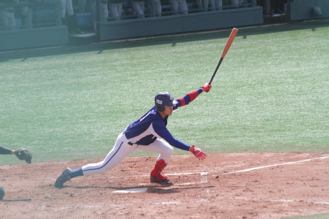 今秋ドラフト候補の大阪観光大・久保修外野手は3回、技ありの右前打を放った