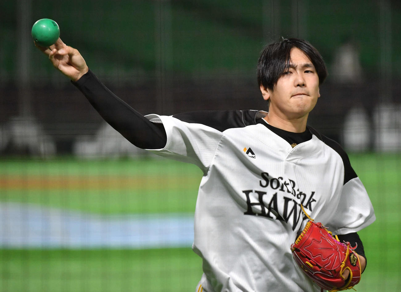 ネットに向かってプライオボールを投げる石川（撮影・岩下翔太）