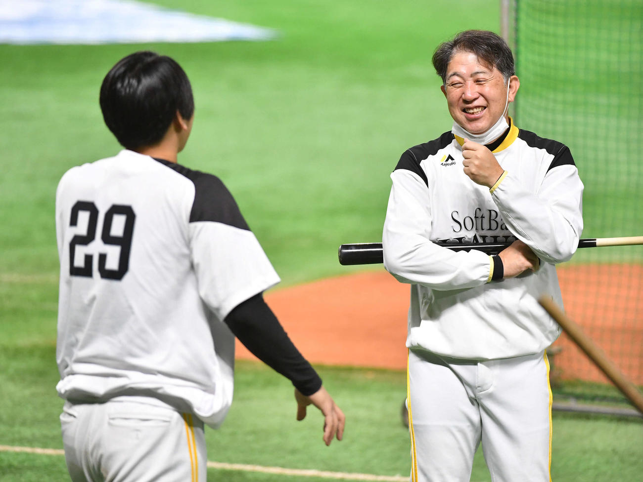 石川（左）と談笑する斉藤コーチ（撮影・岩下翔太）