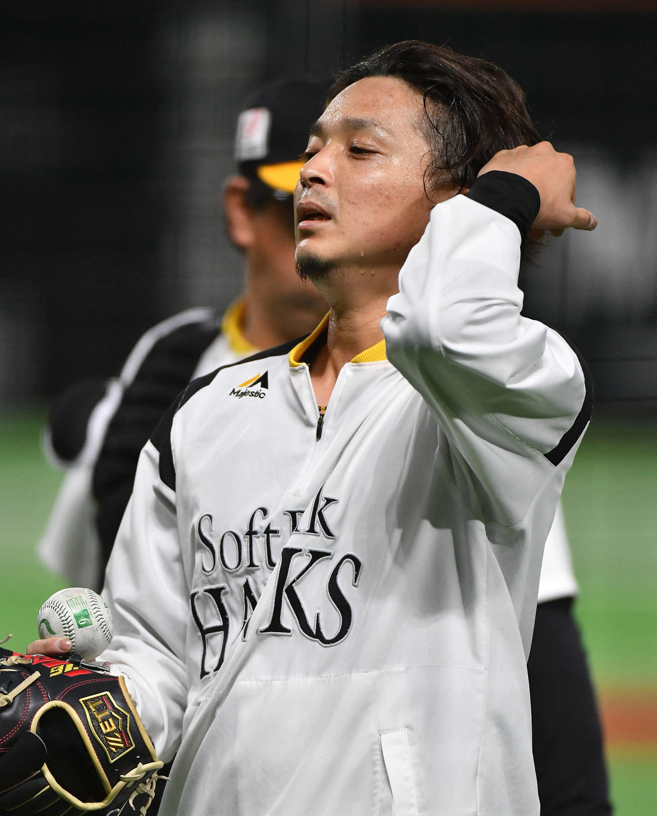 キャッチボールを終え、大粒の汗を流す東浜（撮影・岩下翔太）
