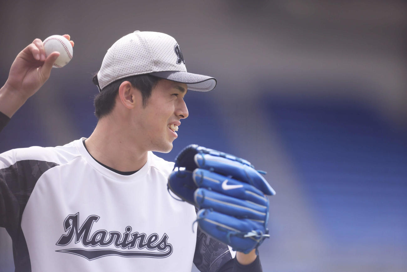 練習中、笑顔を見せるロッテ佐々木朗（撮影・足立雅史）