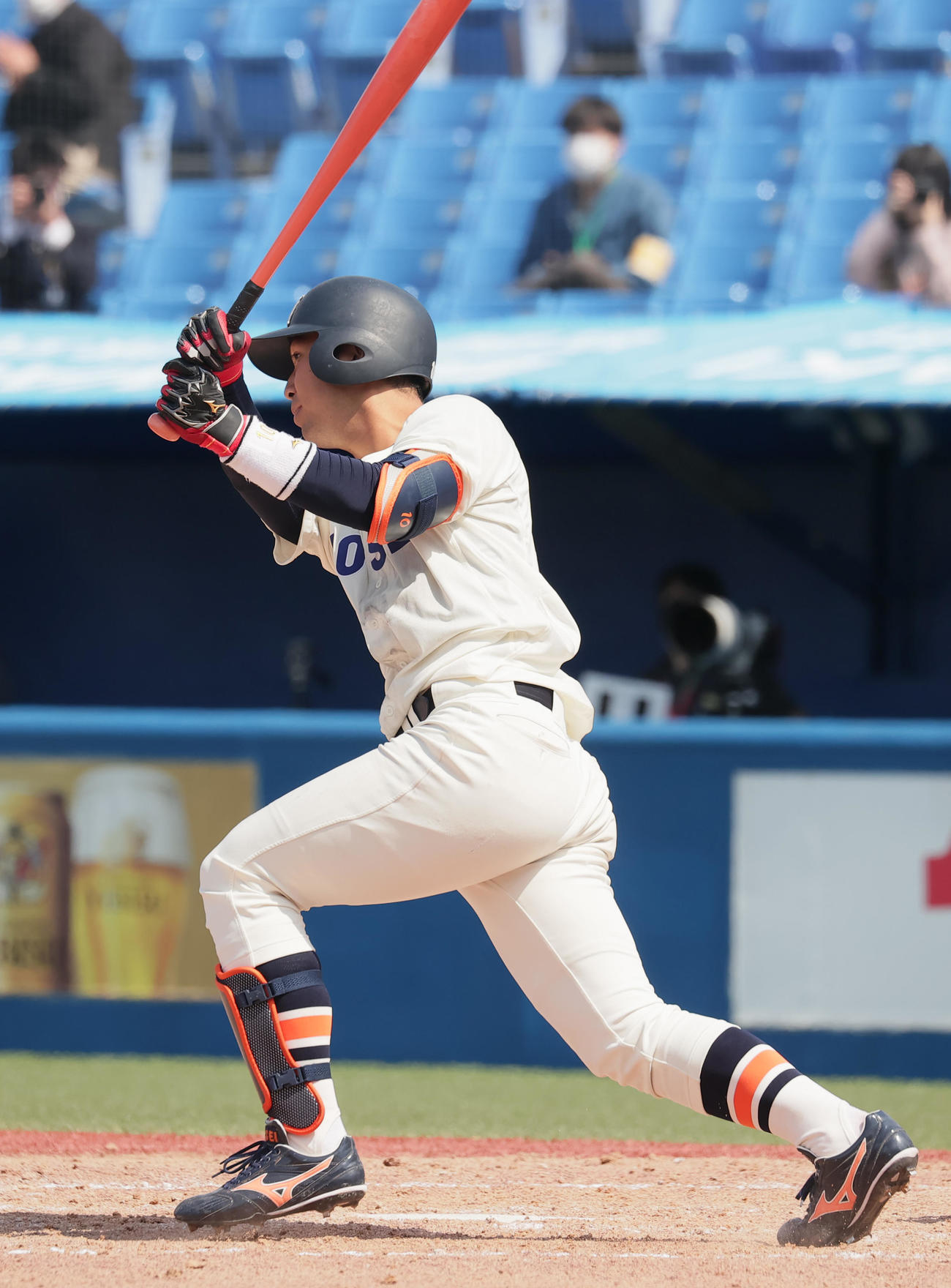 慶大対法大　9回裏法大2死満塁、左前にサヨナラ打を放つ斉藤大（撮影・野上伸悟）