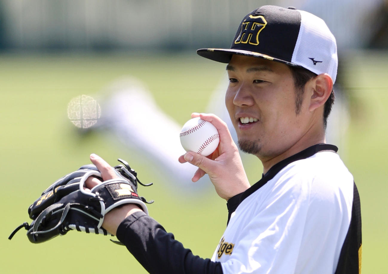 リラックスした表情でキャッチボールする阪神西勇（撮影・上山淳一）