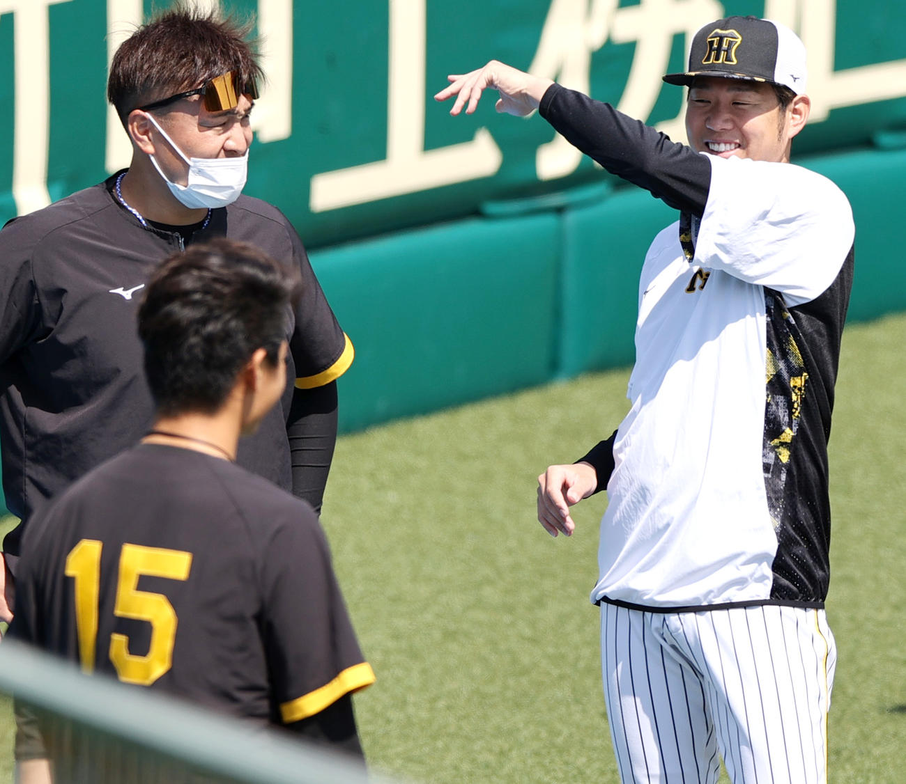 阪神投手指名練習で西純（手前）らと話す西勇。左は阪神秋山（撮影・上山淳一）