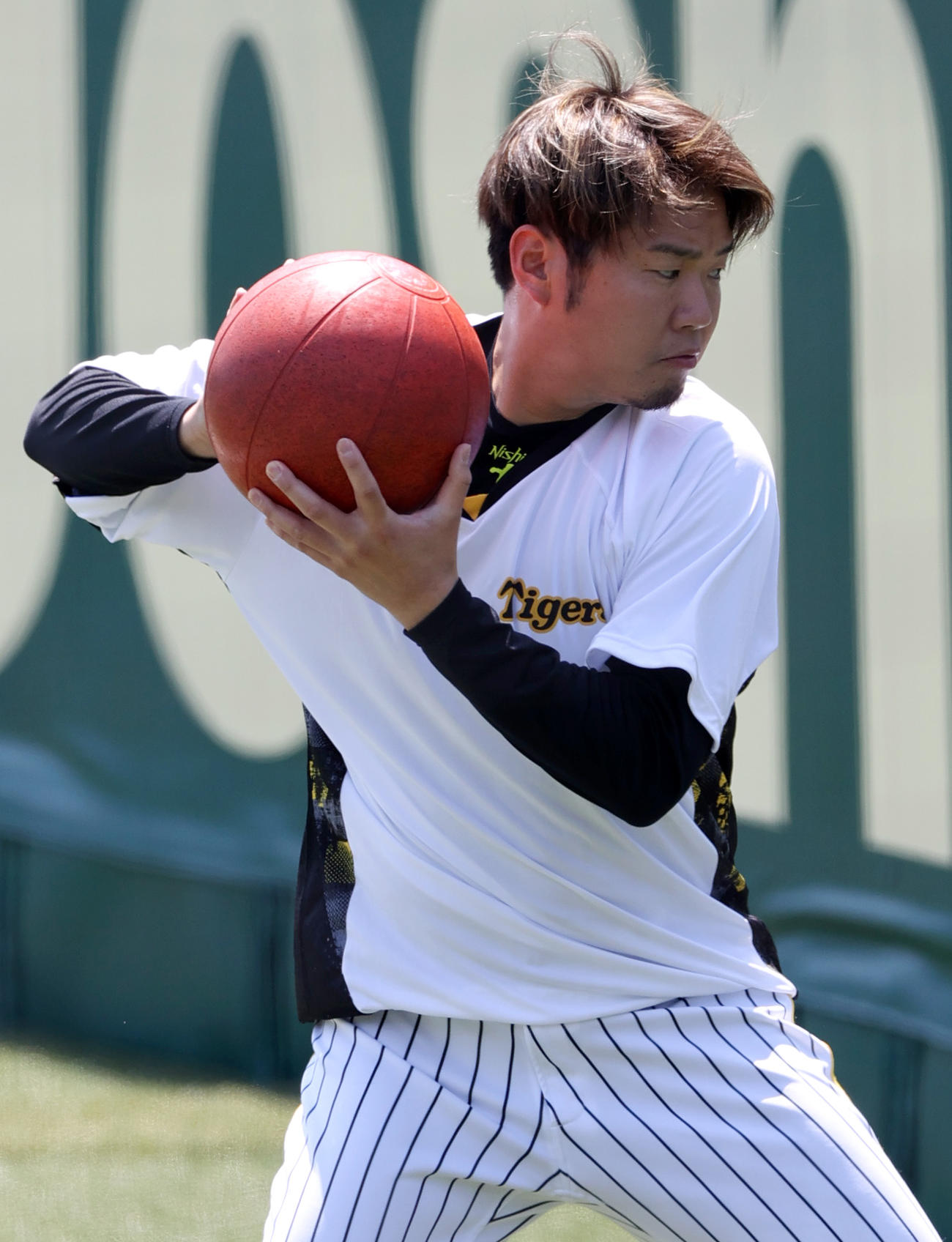 メディシンボールを使ってトレーニングに励む阪神西勇（撮影・上山淳一）
