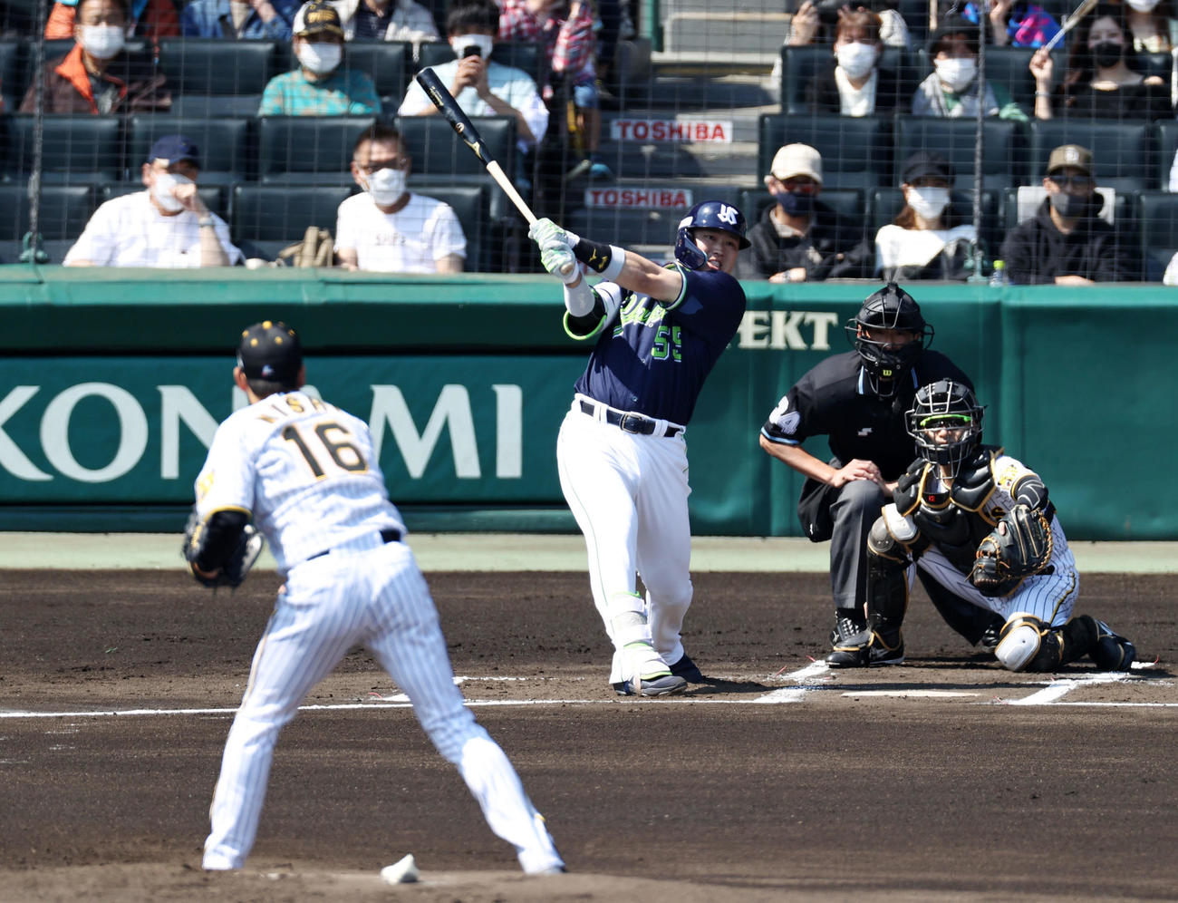 阪神対ヤクルト　1回表ヤクルト2死一塁、村上は左越え2点本塁打を放つ。投手は西勇（撮影・加藤哉）