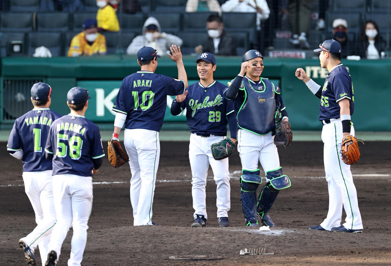 阪神対ヤクルト　阪神に勝利し笑顔でナインとタッチする小川。右は中村（撮影・加藤哉）