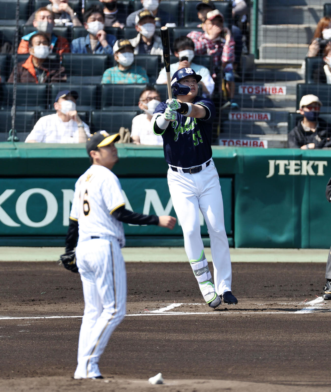 阪神対ヤクルト　1回表ヤクルト2死一塁、村上は左越え2点本塁打を放つ。投手は西勇（撮影・加藤哉）