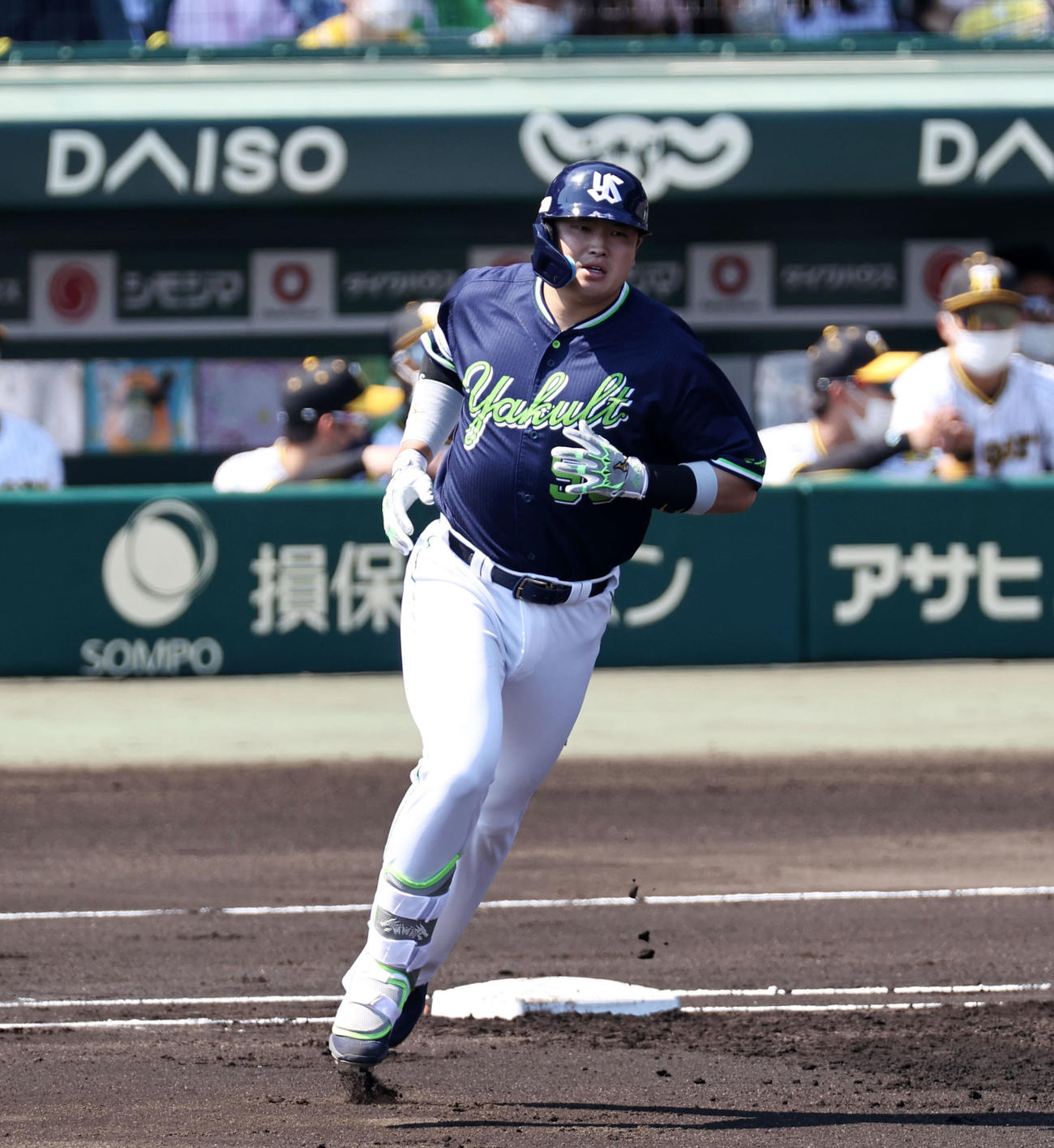 阪神対ヤクルト　1回表ヤクルト2死一塁、村上は左越え2点本塁打を放つ（撮影・加藤哉）