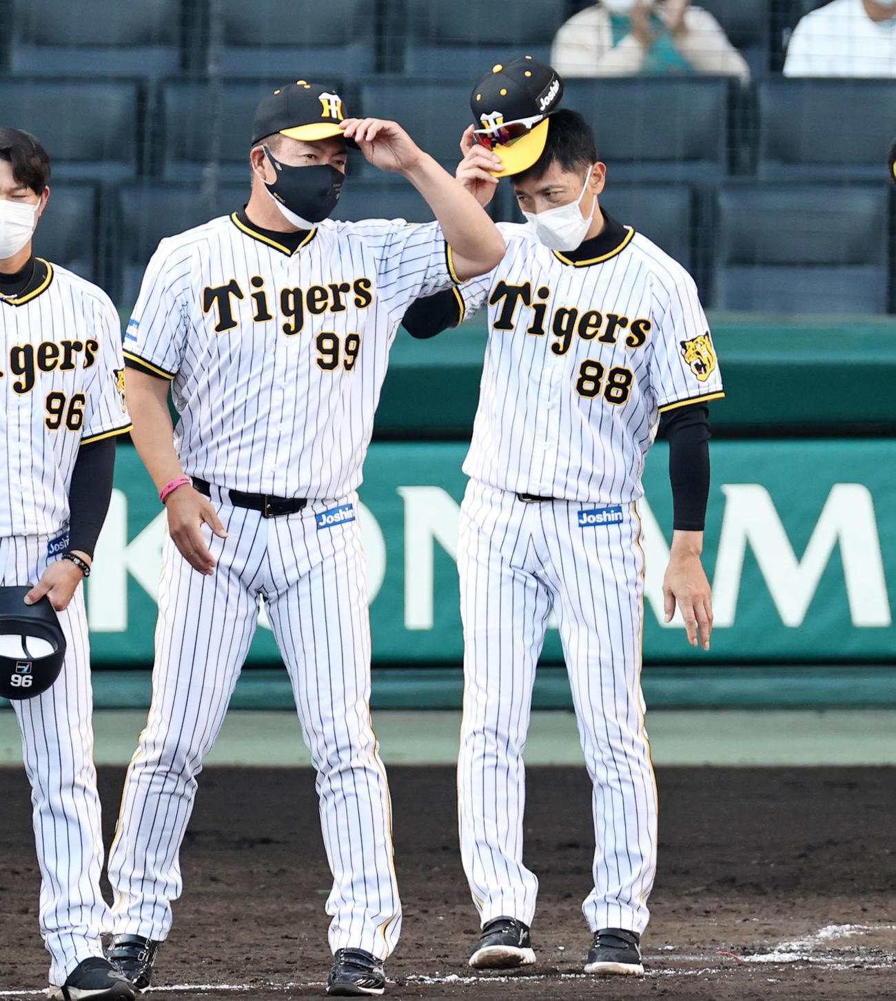 阪神対ヤクルト　矢野監督に敗れスタンドへあいさつする矢野燿大監督。左は井上ヘッドコーチ（撮影・加藤哉）