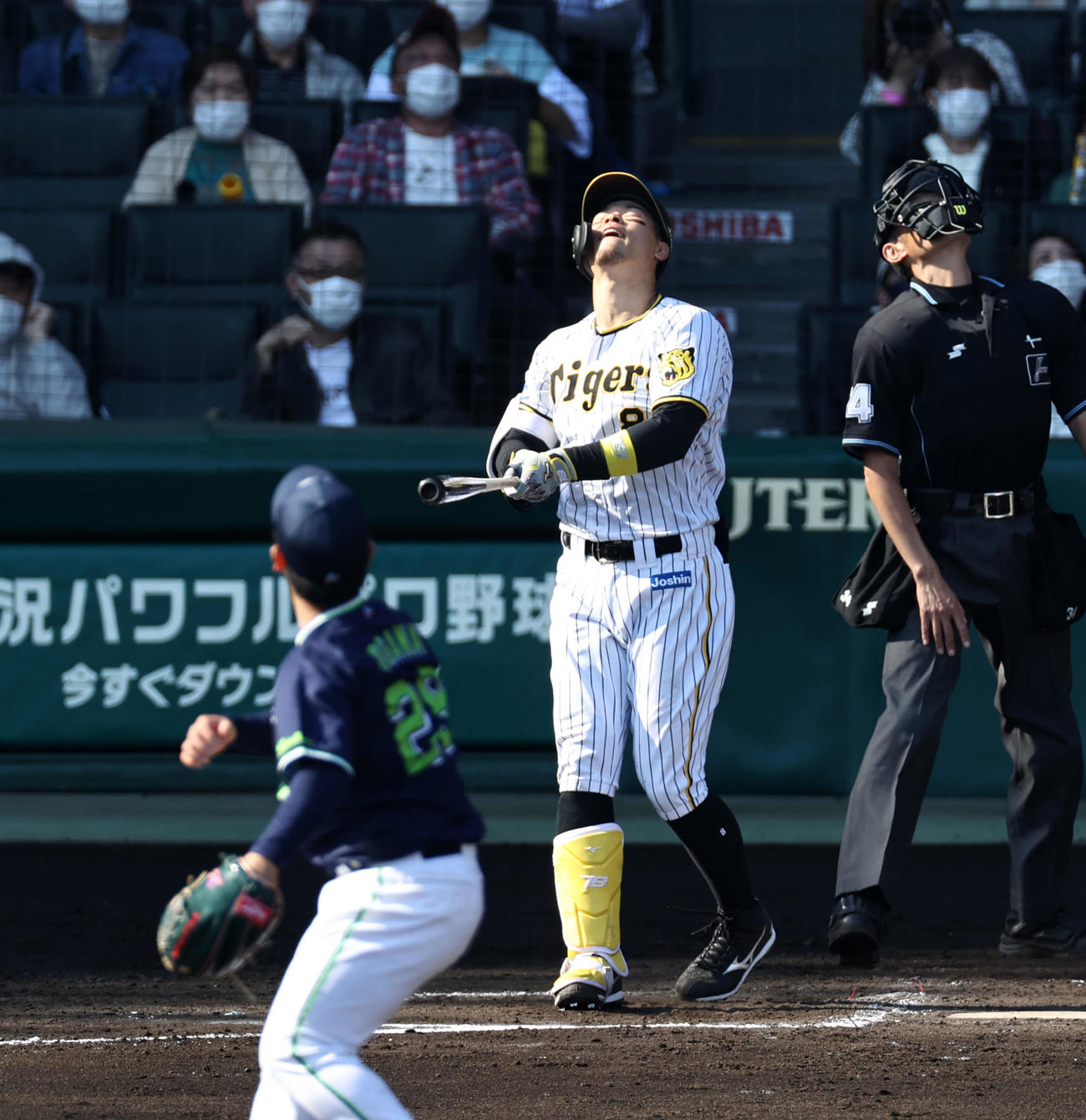 阪神対ヤクルト　6回裏阪神2死二、三塁、佐藤輝は三邪飛を打ち上げる。投手は小川（撮影・加藤哉）