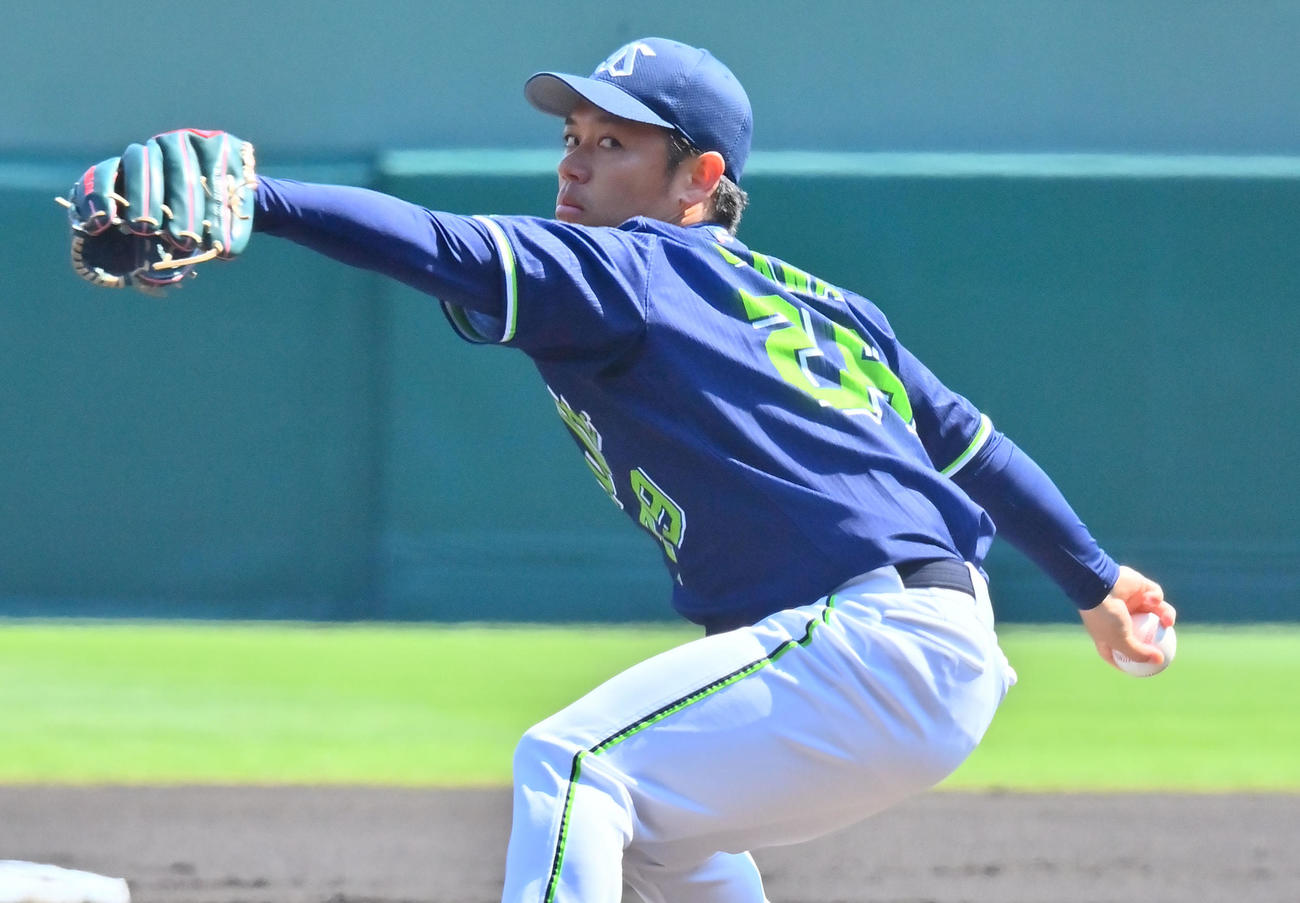 阪神対ヤクルト　先発するヤクルト小川（撮影・和賀正仁）
