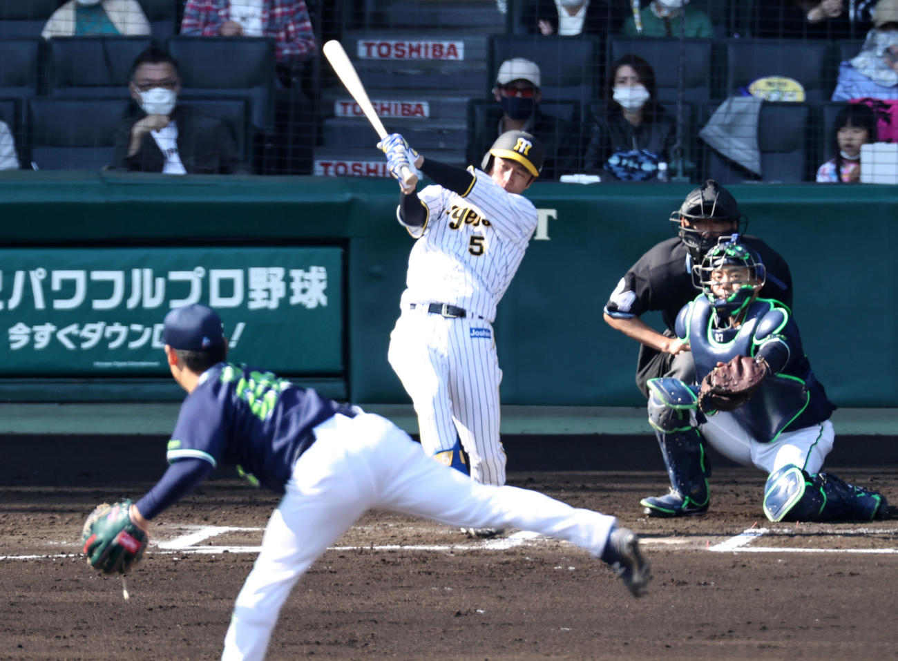 阪神対ヤクルト　6回裏阪神1死一塁、近本は右前打を放つ。投手は小川（撮影・加藤哉）