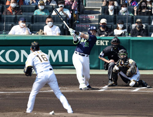 阪神対ヤクルト　1回表ヤクルト2死一塁、村上は左越え2点本塁打を放つ。投手は西勇（撮影・加藤哉）