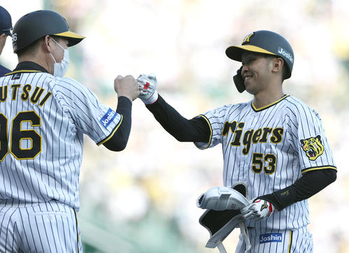 阪神対ヤクルト　8回裏阪神無死、島田（右）はセーフティーバントを決め笑顔を見せる（撮影・上山淳一）