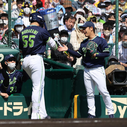 阪神対ヤクルト　1回表ヤクルト2死一塁、先制左越え2点本塁打を放った村上（手前）を出迎える小川（撮影・上山淳一）