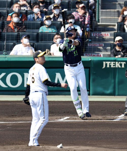 阪神対ヤクルト　1回表ヤクルト2死一塁、村上は左越え2点本塁打を放つ。投手は西勇（撮影・加藤哉）