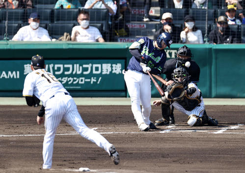 阪神対ヤクルト　2回表ヤクルト1死三塁、長岡は左前適時打を放つ。投手は西勇（撮影・加藤哉）