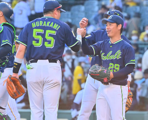 阪神対ヤクルト　阪神打線を完封したヤクルト小川（左）は村上とグータッチ（撮影・和賀正仁）