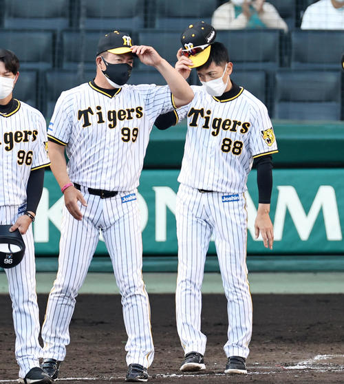 阪神対ヤクルト　矢野監督に敗れスタンドへあいさつする矢野燿大監督。左は井上ヘッドコーチ（撮影・加藤哉）