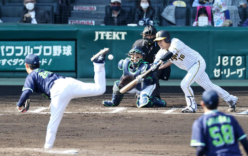 阪神対ヤクルト　6回裏阪神無死一塁、西勇は犠打失敗で凡退。投手は小川（撮影・加藤哉）