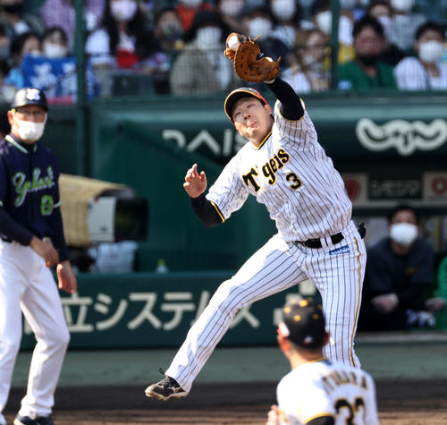 阪神対ヤクルト　5回表ヤクルト2死、大山は青木の打球をジャンプして好捕（撮影・加藤哉）