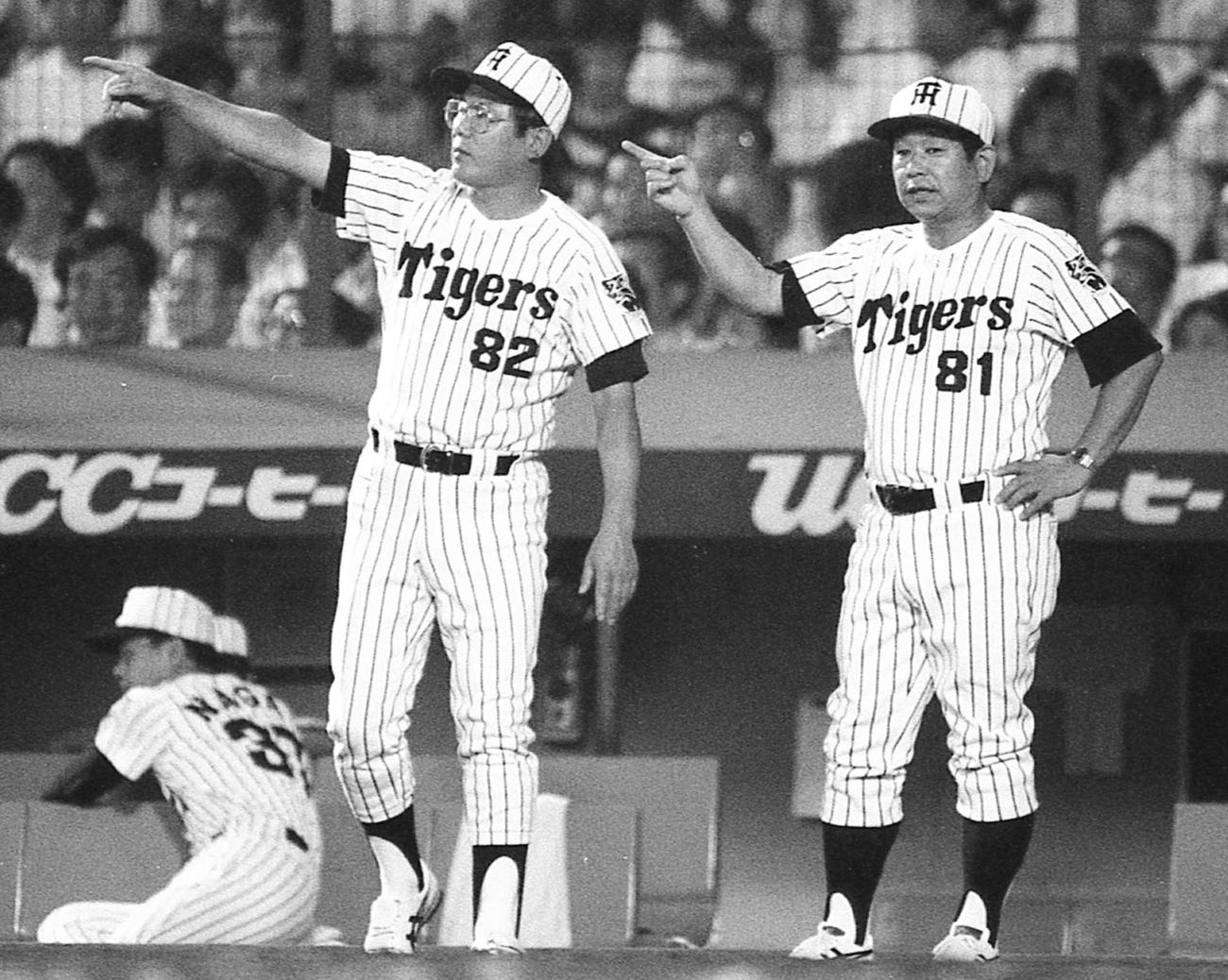 85年、選手交代を告げる吉田監督（右）と土井コーチ
