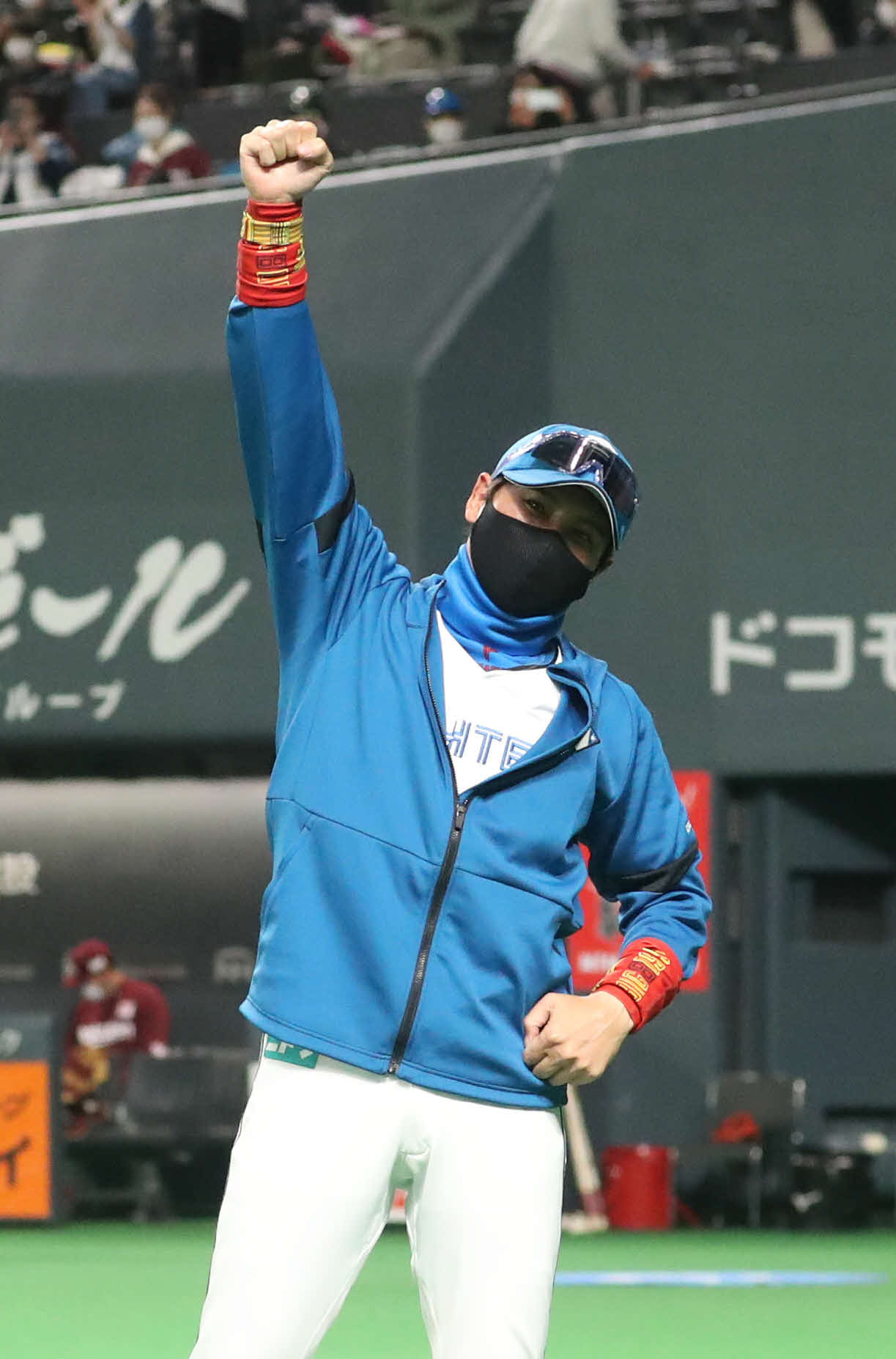 サヨナラ勝利にガッツポーズをする日本ハム新庄剛志監督（2022年4月10日撮影）