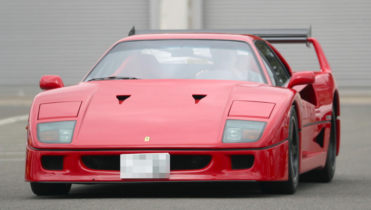 日本ハム対楽天　フェラーリ・Ｆ40で球場入りする日本ハム新庄監督（一部加工）（撮影・佐藤翔太）