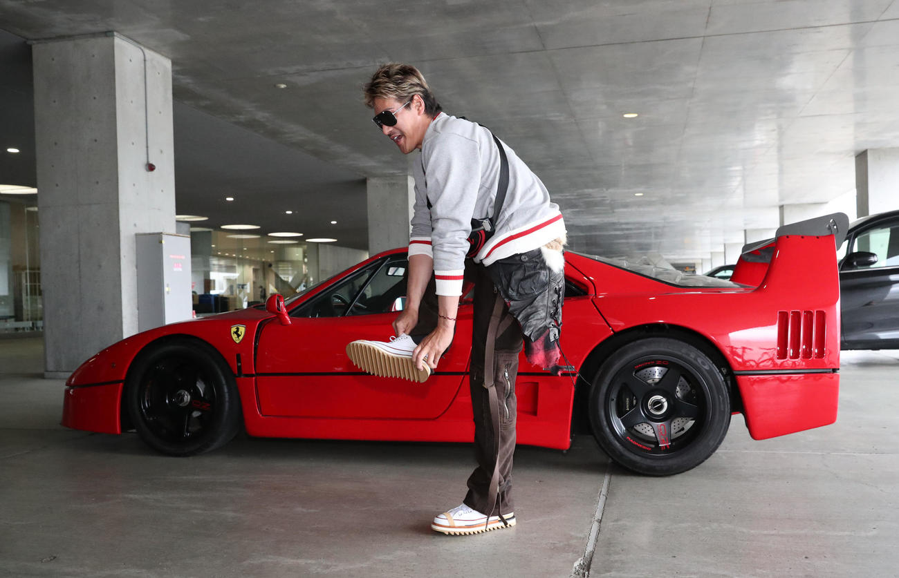 日本ハム対楽天　フェラーリ・F40で球場入りする日本ハム新庄監督（撮影・佐藤翔太）