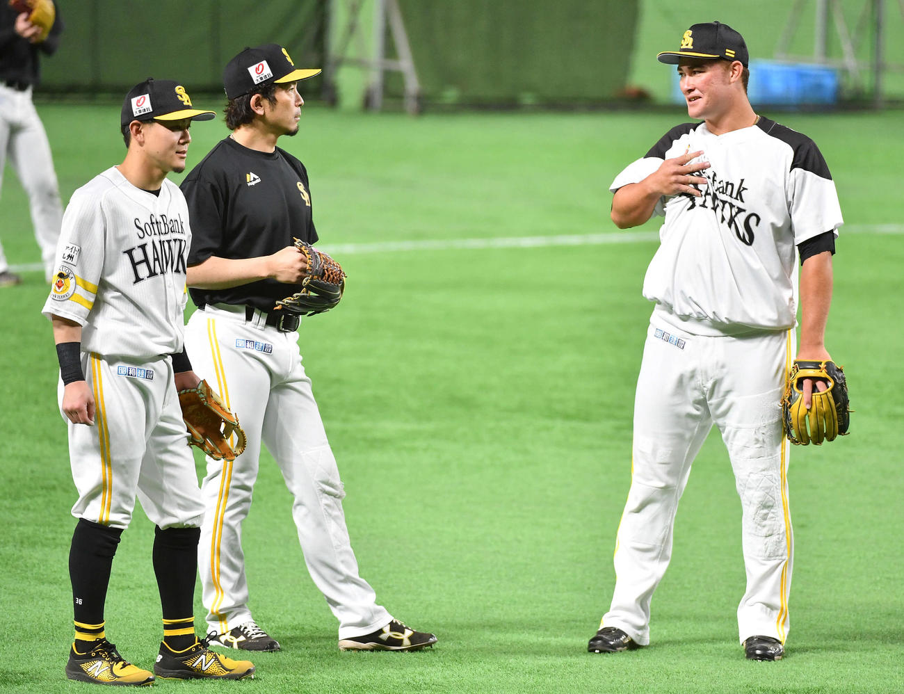 ソフトバンク対オリックス　1軍に合流し、左から牧原大、松田と話すリチャード（撮影・岩下翔太）