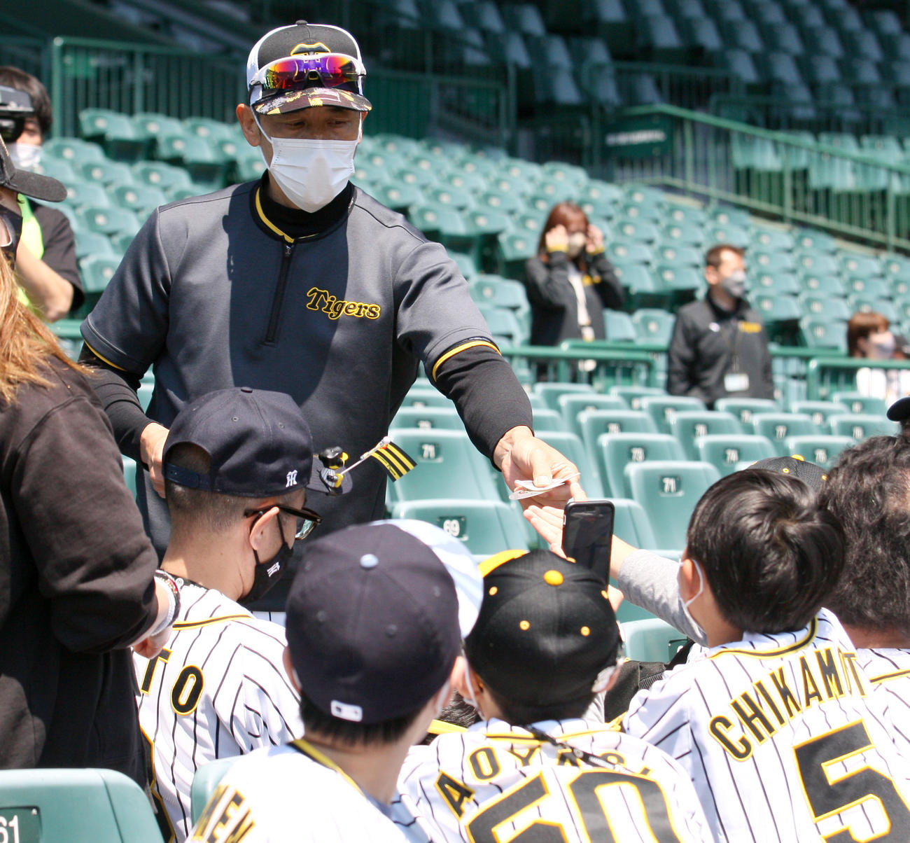 試合前、阪神矢野監督は子どもたちにシールをプレゼントする（撮影・上山淳一）