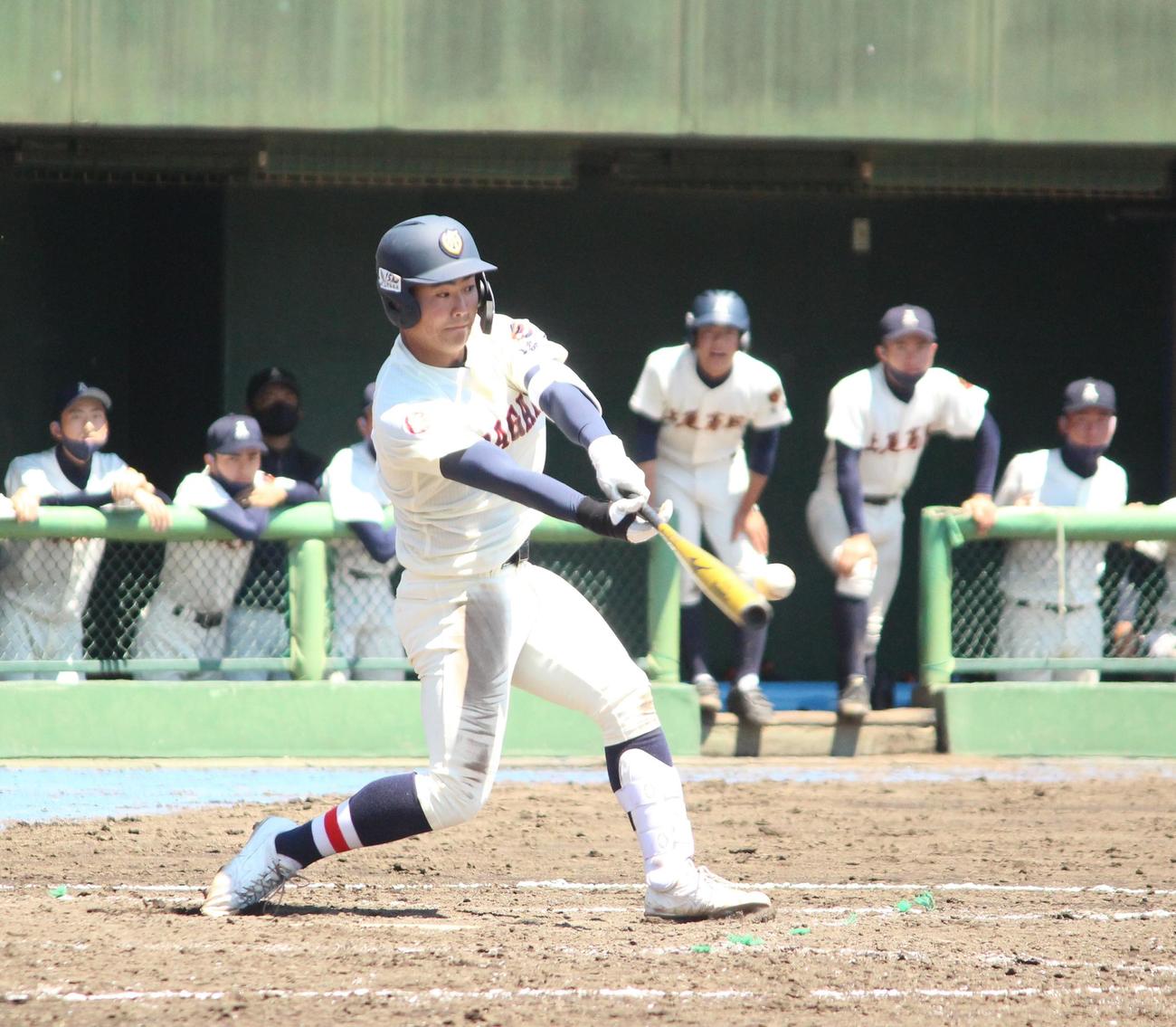 上尾対浦和学院　5回裏浦和学院2死一、三塁、適時三塁打を放つ八谷（撮影・保坂恭子）