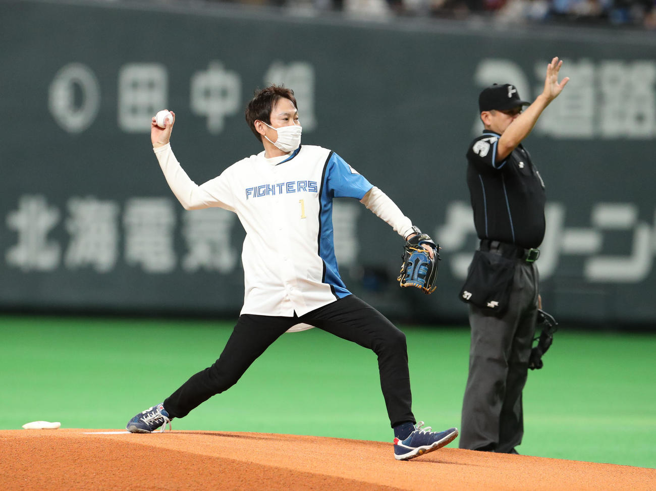 日本ハム対楽天　試合前、始球式を務めるアース製薬株式会社川端代表取締役社長CEO（撮影・佐藤翔太）