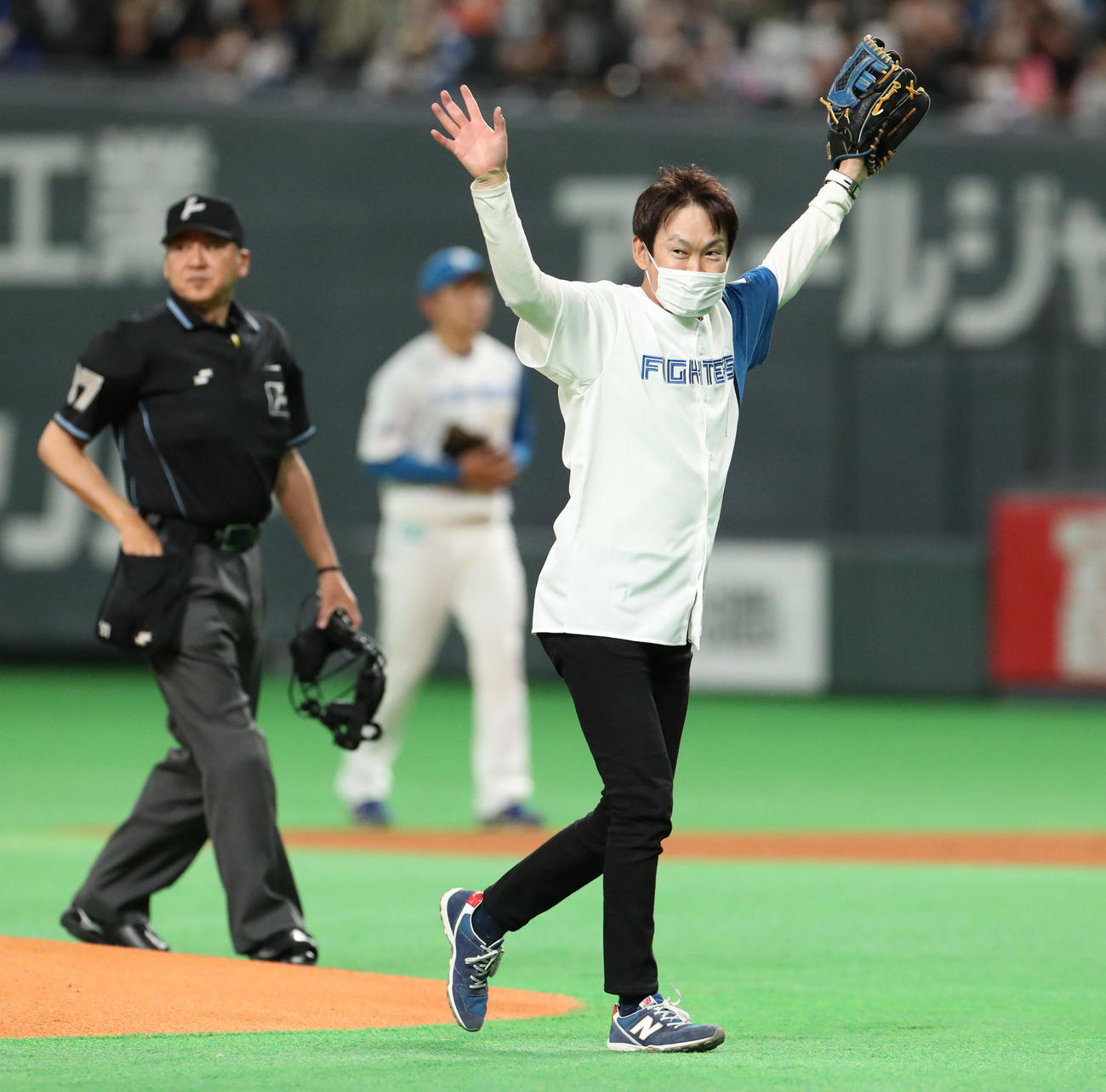 日本ハム対楽天　試合前、始球式を務めるアース製薬株式会社川端代表取締役社長CEO（撮影・佐藤翔太）